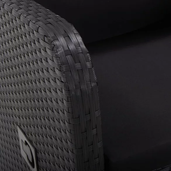 fekete dönthető háttámlás polyrattan kerti szék párnával