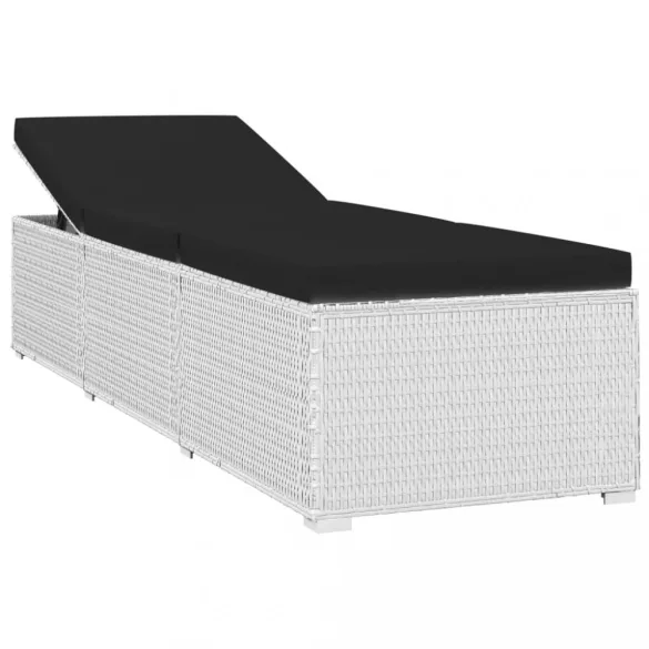 fehér polyrattan napozóágy párnával és teázóasztallal