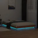 viaszbarna tömör fenyőfa LED-es ágykeret 135 x 190 cm