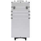 ezüstszínű alumínium sminkbőrönd