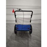 kék kerékpár utánfutó és jogger egyben