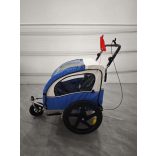 kék kerékpár utánfutó és jogger egyben