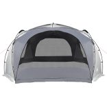 fehér és szürke vízálló rendezvénysátor